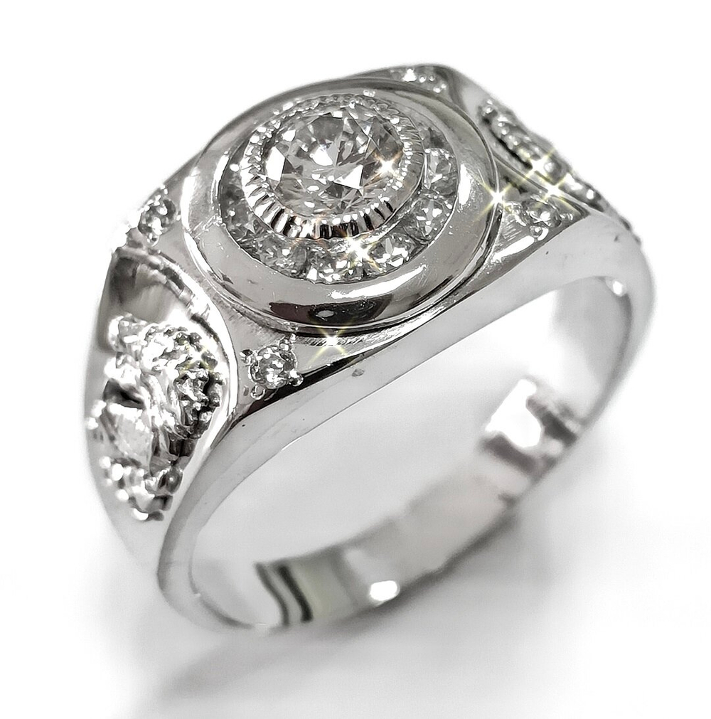 Ювелирное кольцо из серебра с фианитами