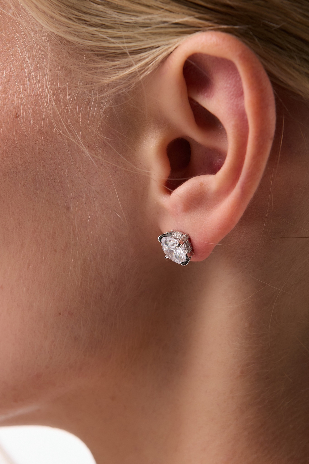 Серьги пусеты Embrasse White 8 мм