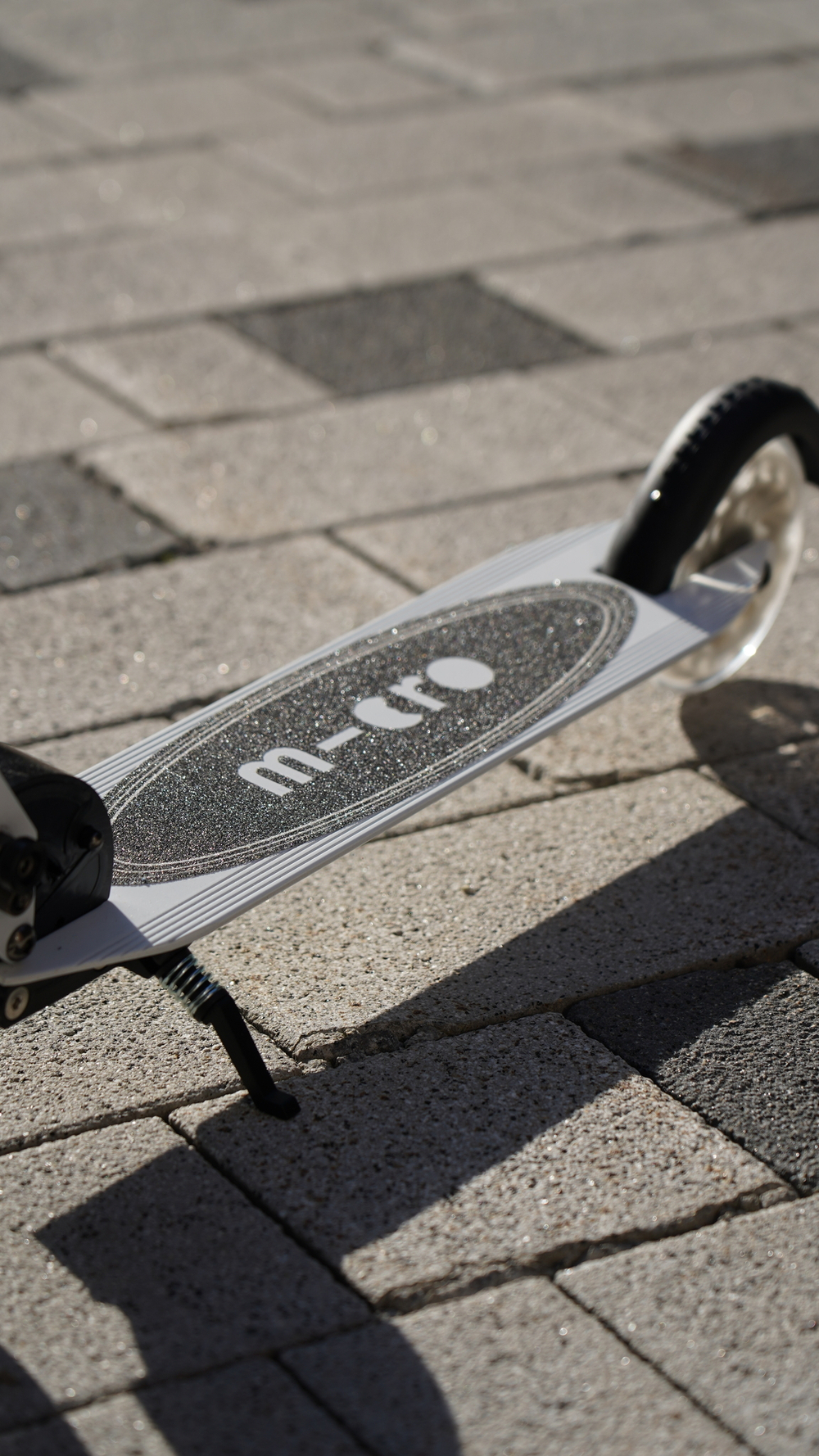 Самокат Micro Sprite Glow (светится в темноте) LED, белый