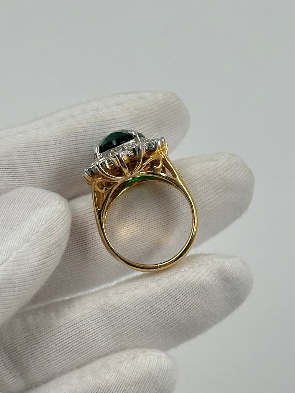 Кольцо с зелёным кристаллом