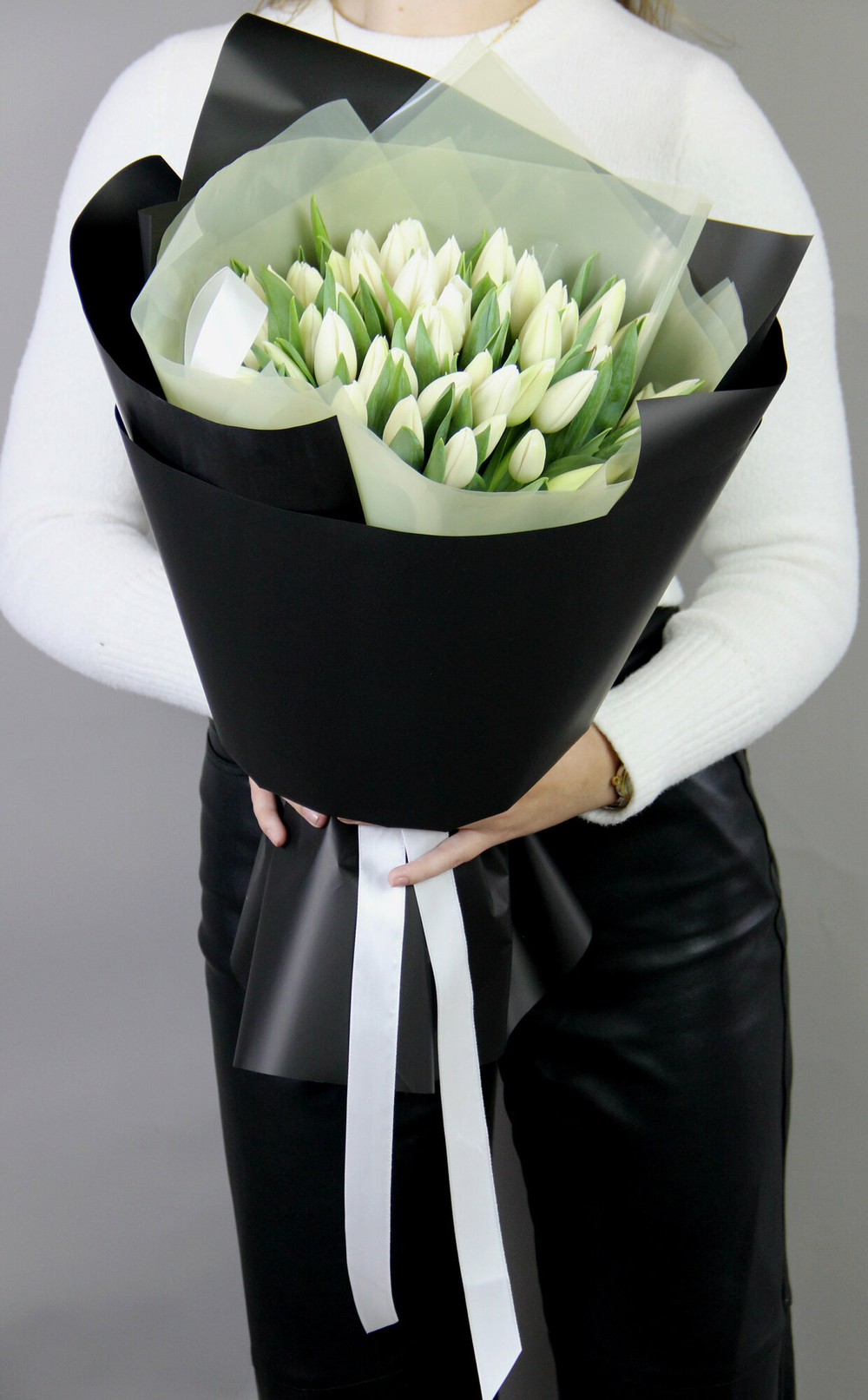 Моно букет из белых тюльпанов  49 штук 45 см