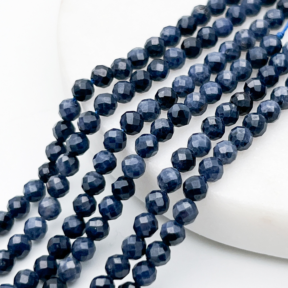 Корунд синий граненый бусины, диаметр около 4 мм, цена за отрезок 19 см (1/2 нити)