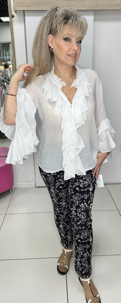 Белая рубашка-марлевка с красивыми рукавами и жабо