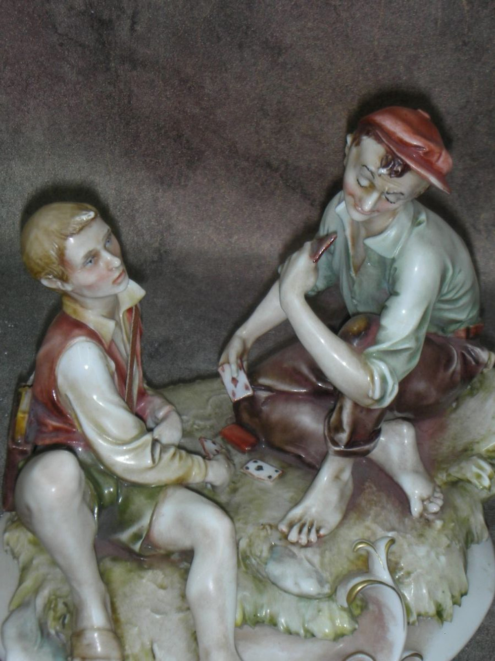 Статуэтка. Фарфор. Мальчики играют в карты. Capodimonte. Италия