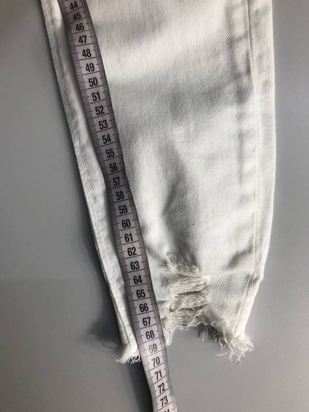 Джинсы Bershka с модными порезами,маркировка 38, визуально на 44 размер