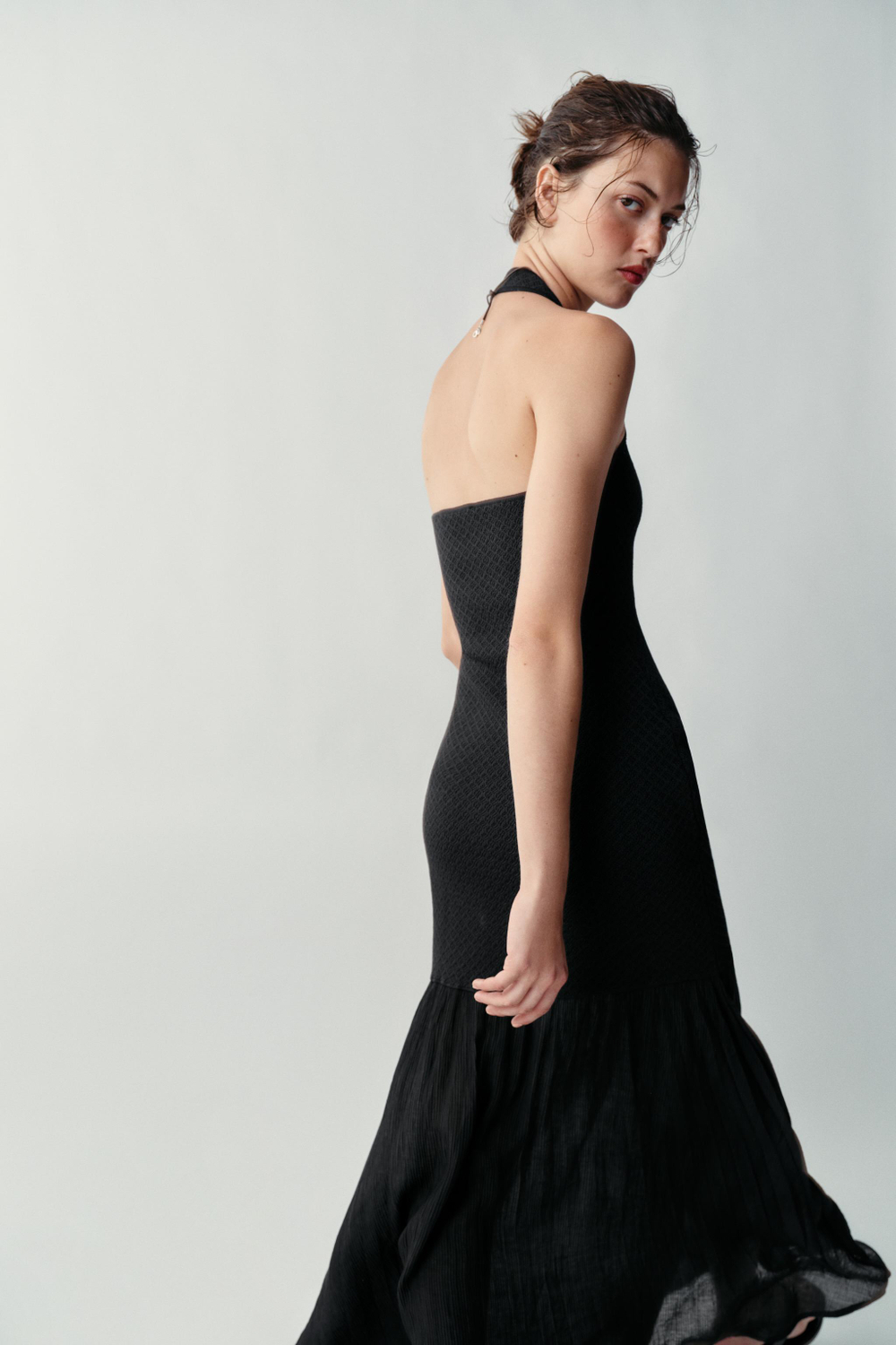 ZARA КОМБИНИРОВАННОЕ ТРИКОТАЖНОЕ ПЛАТЬЕ С ХАЛТЕРОМ, ЧЕРНЫЙ