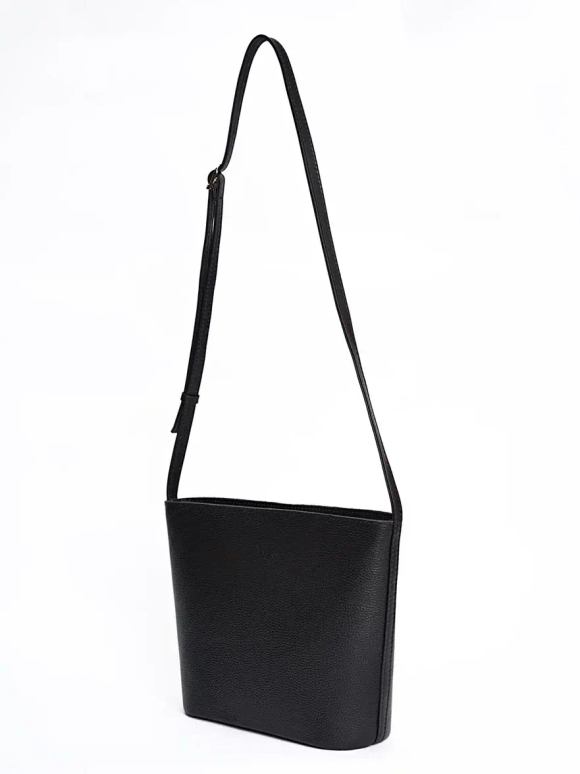 кожаная сумка через плечо черного цвета