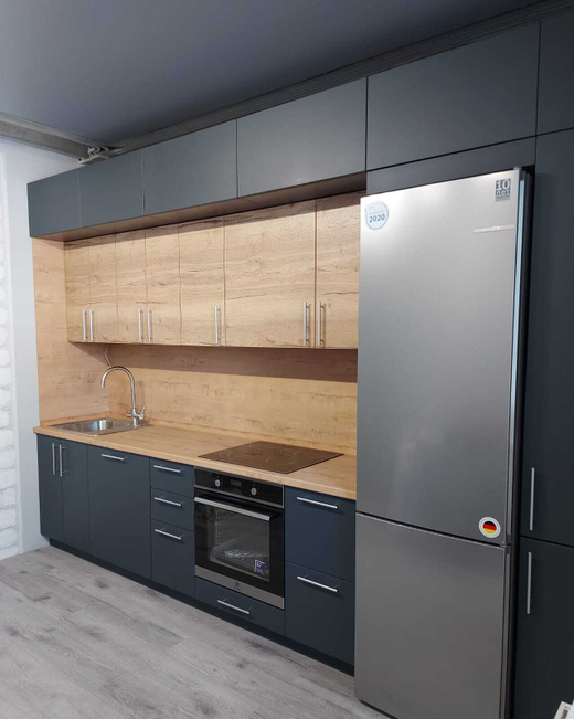 Кухня с крашенными фасадами