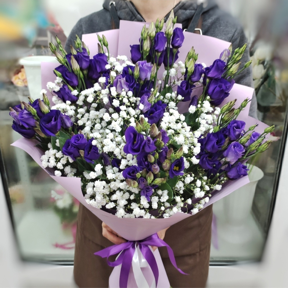 Букет с эустомами и гипсофилой