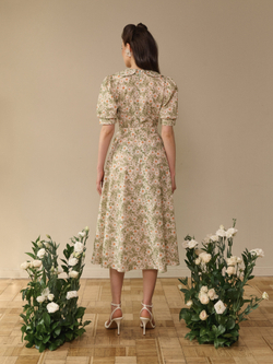 Платье с отложным воротником