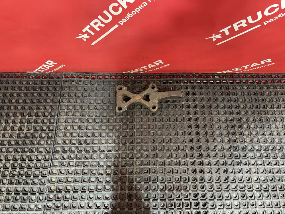 Кронштейн заднего амортизатора левый