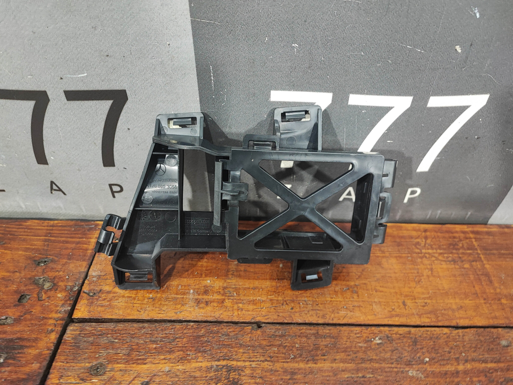 Кронштейн переднего бампера A (W176) Новый Оригинал A1768853056