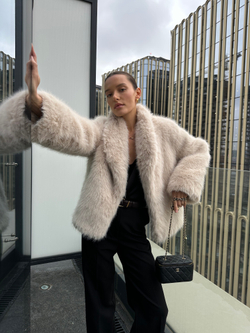 Шуба из эко-меха укороченная кремовая