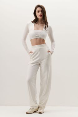 Лонгслив с перекрутом укороченный кремового цвета