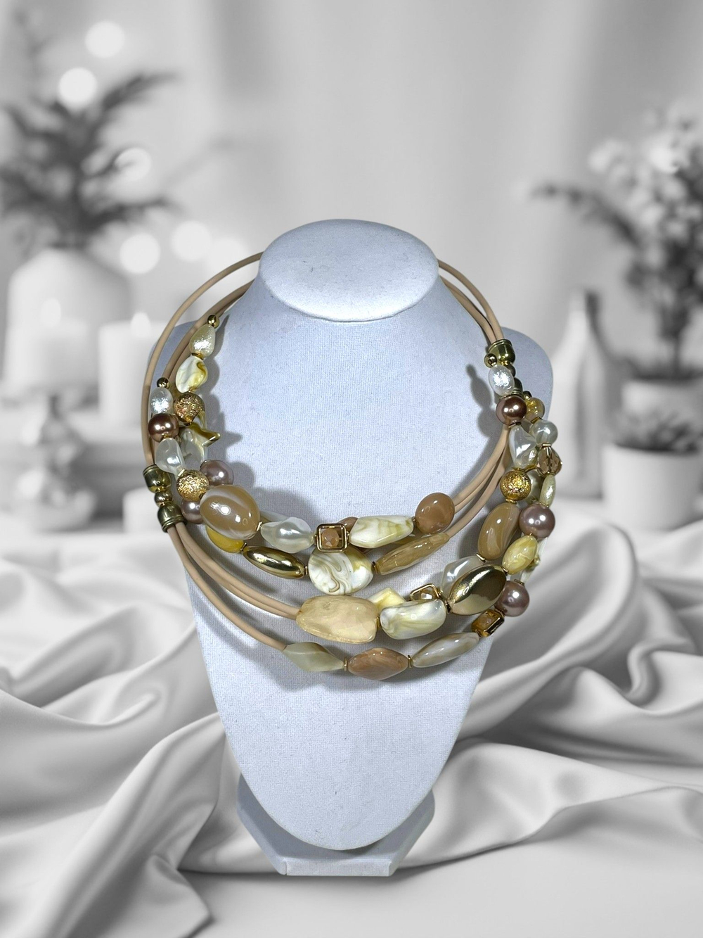 Колье из бусин на проволоке с памятью