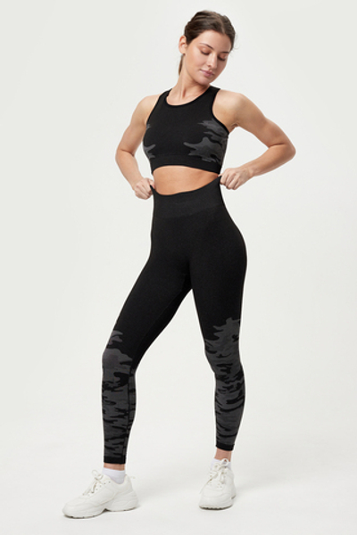 Топ бесшовный с вырезом на спине и рисунком милитари