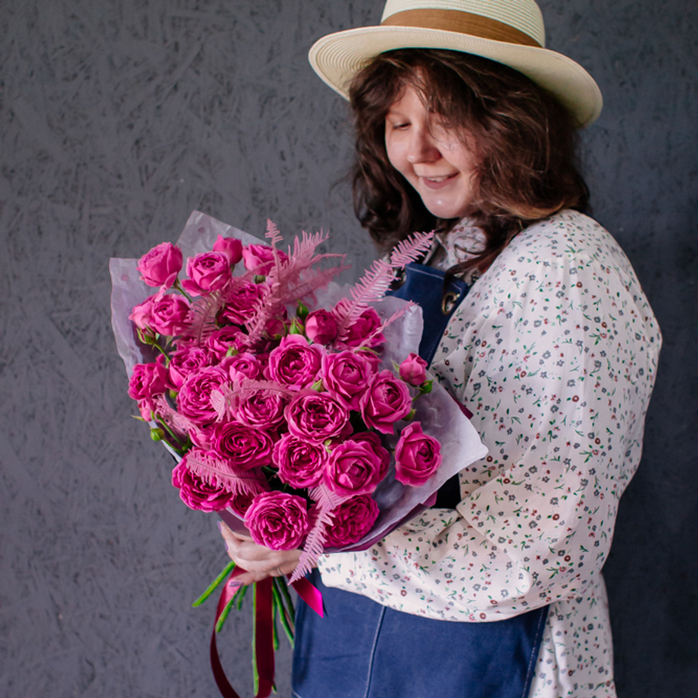 51. Классический малиновый букет с кустовыми розами