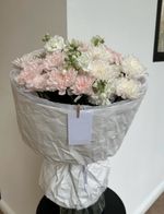 Авторский букет из хризантемы и маттиолы