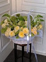 Корзина из кустовых пионовидных роз, вибурнума, орнитогалума, антиринума и гортензии