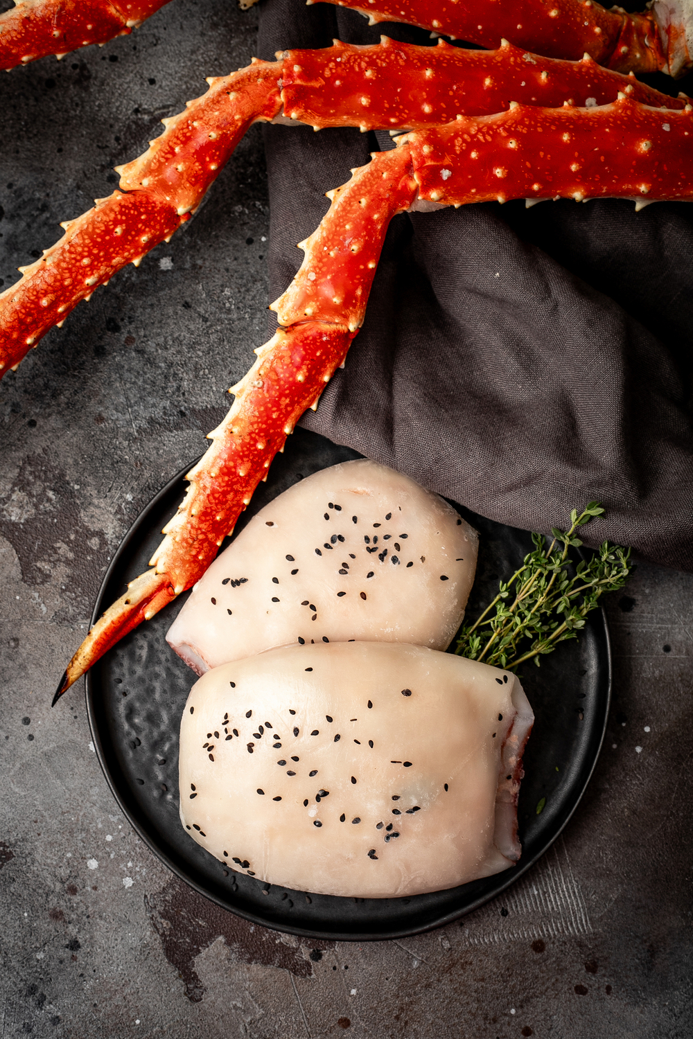 Кальмар фаршированный креветкой, гребешком и форелью с сырами моцарелла и филадельфия