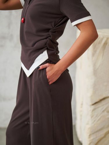 Трикотажный шоколадный костюм с асимметричным топом