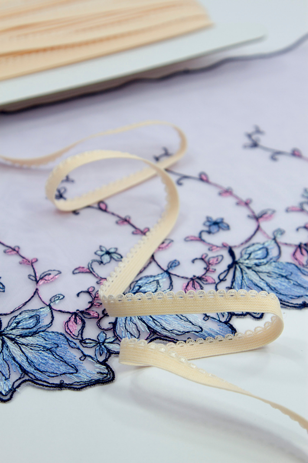 Резинка бельевая 10 мм с учетом фестона пион