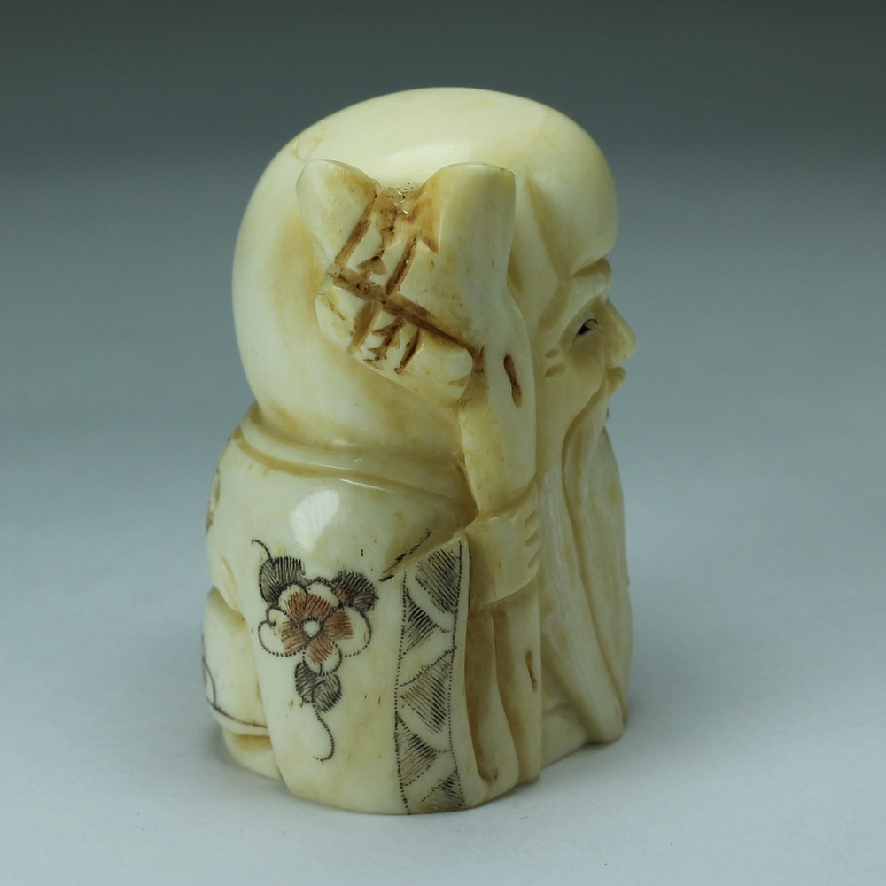 Нэцкэ Шоусин с посохом и книгой