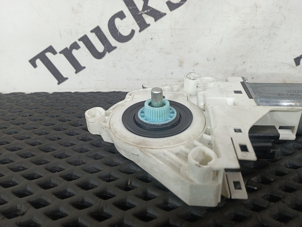 Моторчик стеклоподъемника правый 2020г