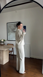 Костюм с жакетом со стойкой воротником и брюками клеш