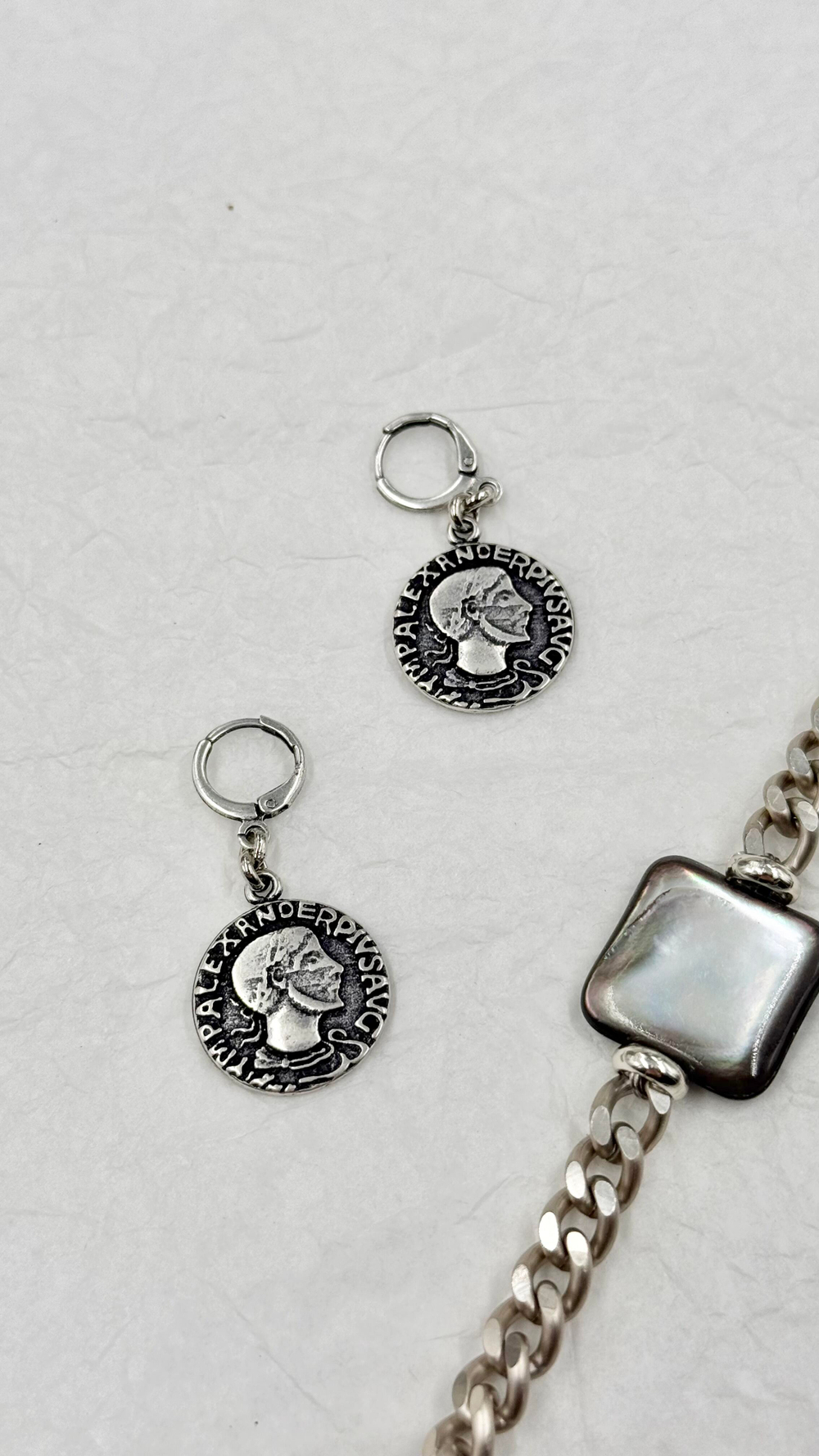 Серьги монеты с профилем римского императора Марка Авре́лия Севе́р Алекса́ндра, оттенок серебро