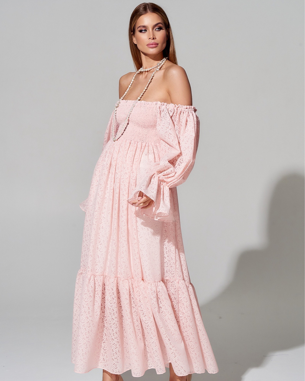 Платье из хлопкового батиста со спущенными плечами