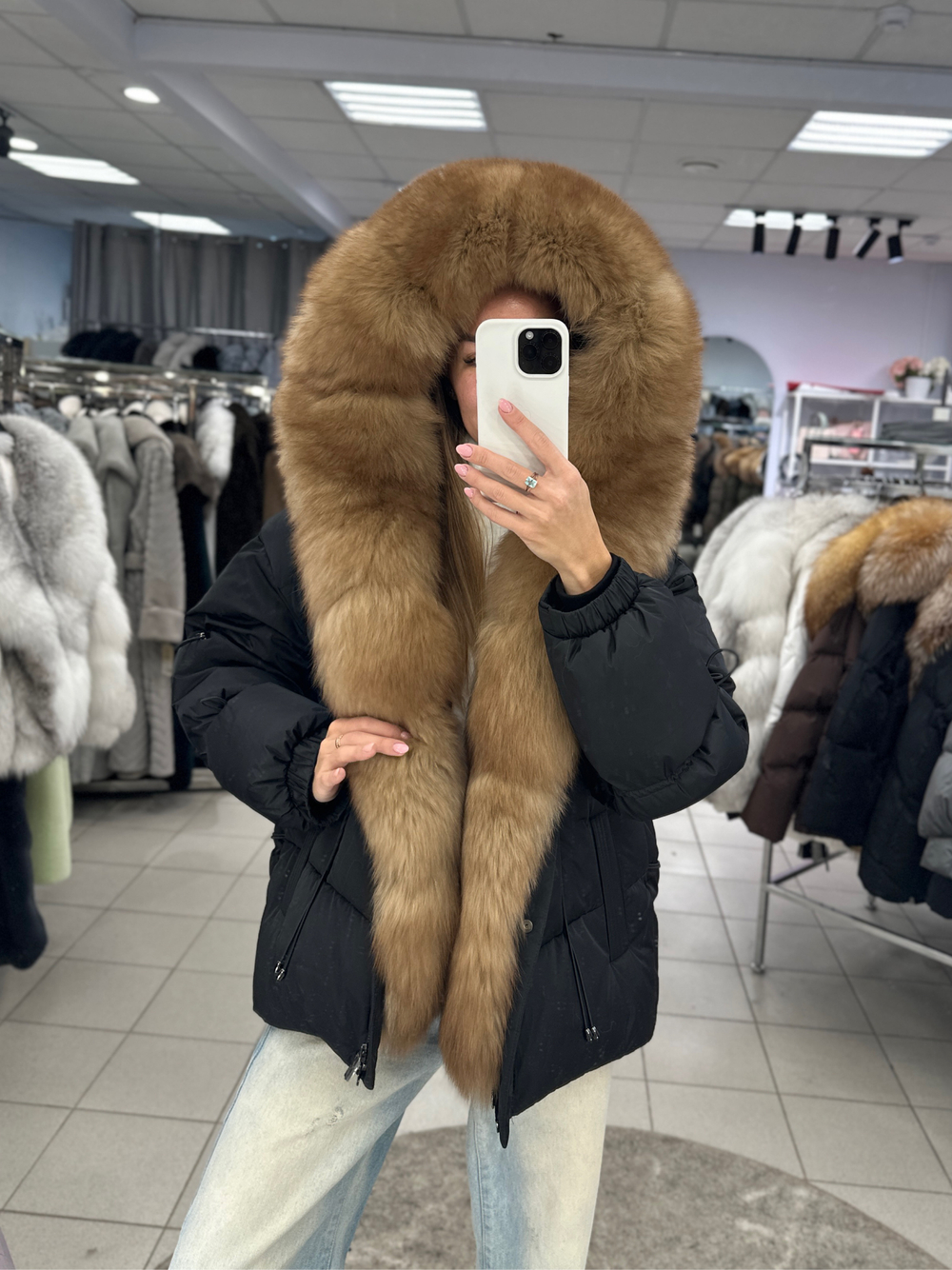 Пуховик в черном цвете с мехом песца под «куницу»