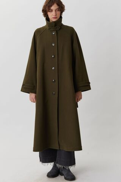 Объемное пальто зеленого цвета