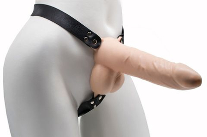 Фаллопротез LOVETOY пустотелый на ремешках, 18,5 см, телесный