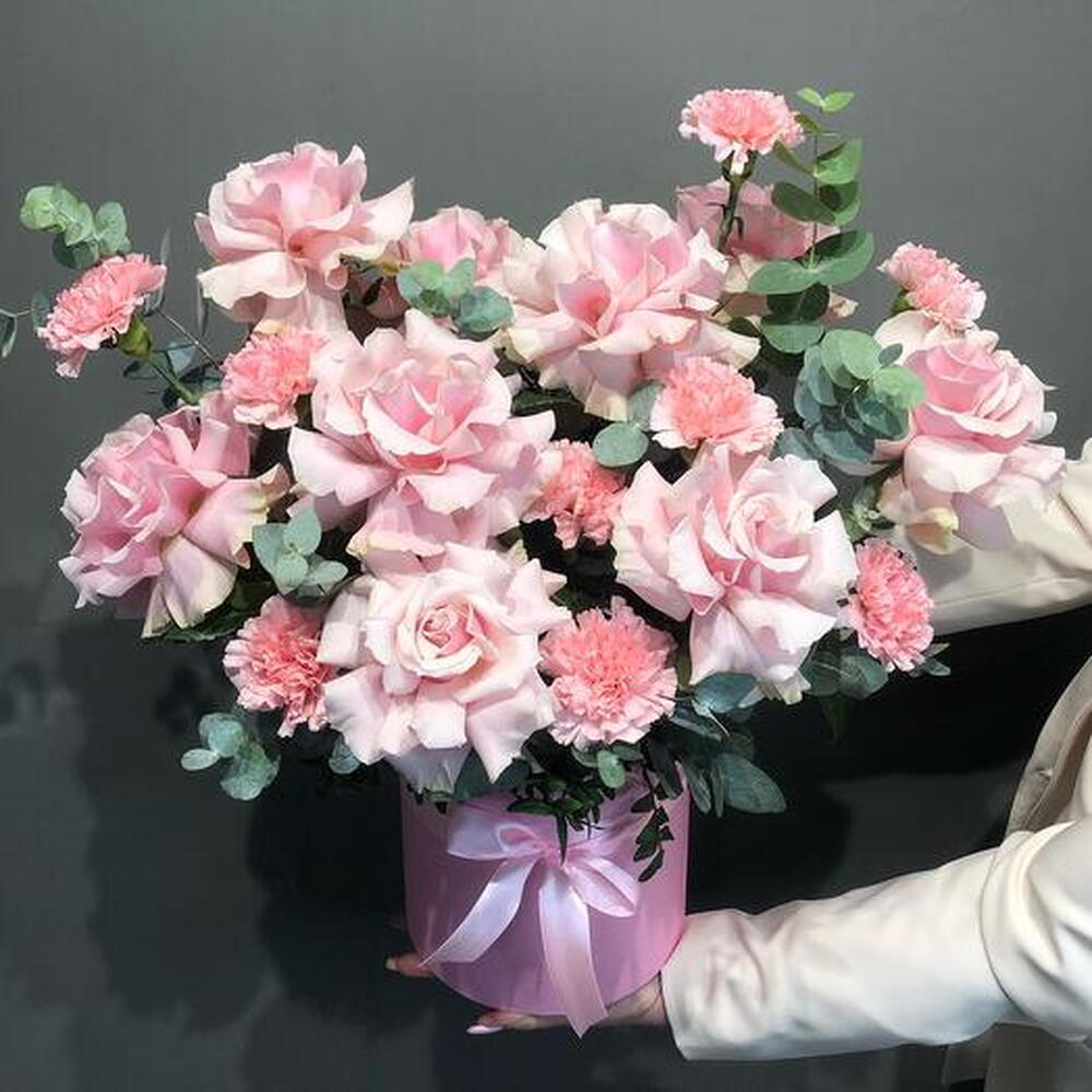 Цветы в коробке "Шанталь" (Роза французская, эвкалипт)