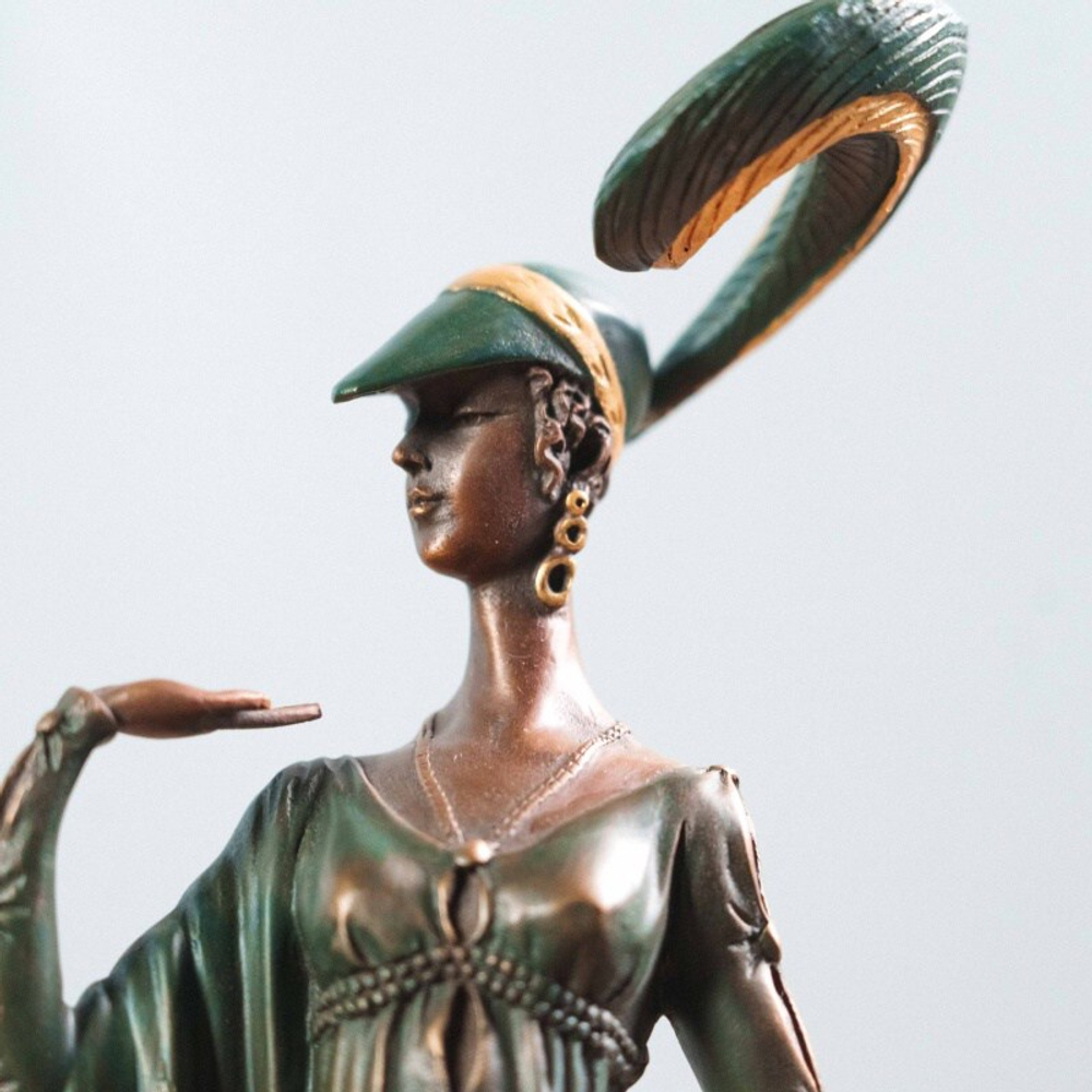 Скульптура «Элегантная дама в изумрудном платье»