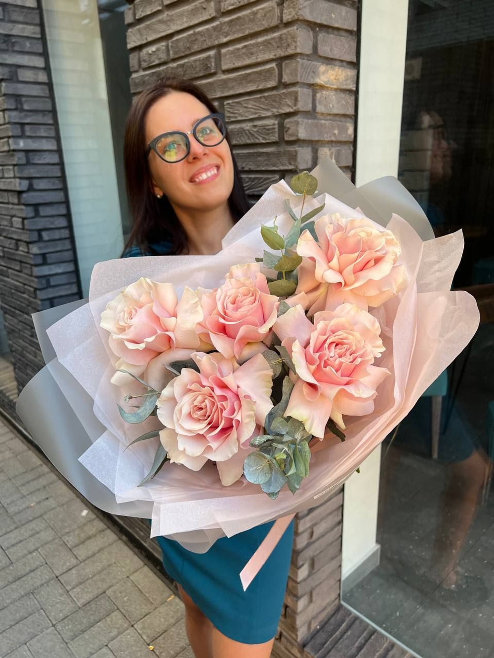 Французская роза нежно розовая с эвкалиптом, 3 штуки