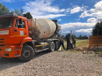 Тумбы для малых архитектурных форм забетонированы