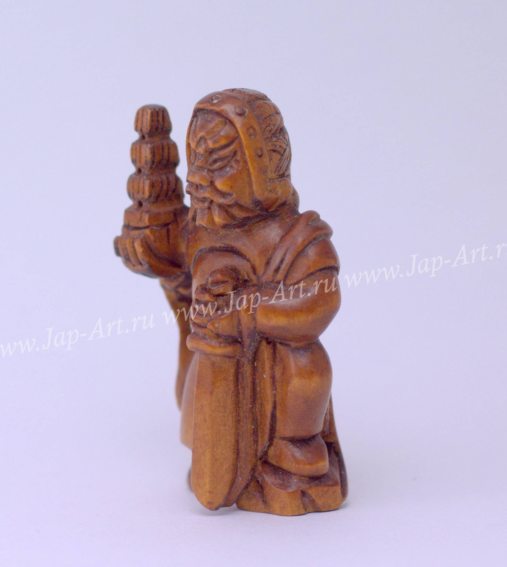 Нэцкэ Воин с мечем и пирамидой