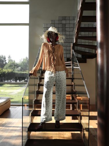 Белые брюки в цветочек