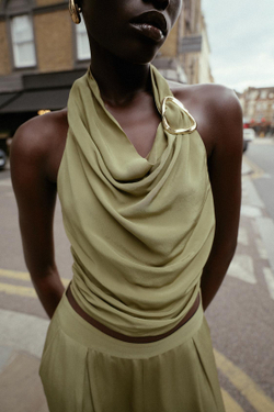 ZARA ТОП С ГОРЛОВИНОЙ ХАЛТЕР, ФУРНИТУРОЙ, УЗЛОМ И ОТКРЫТОЙ СПИНОЙ, СВЕТЛЫЙ ХАКИ