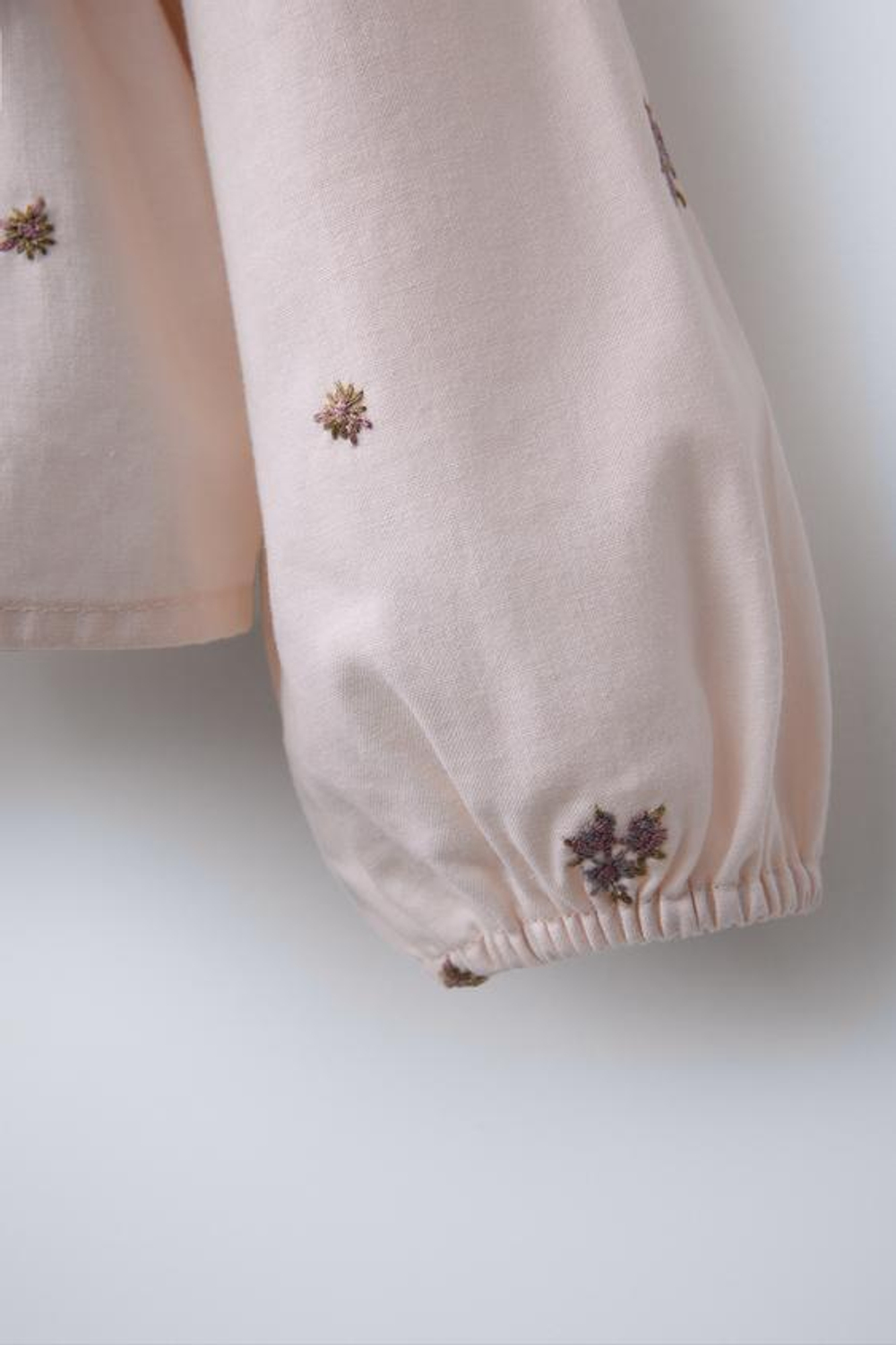 ZARA ТРИКОТАЖНЫЙ ЖИЛЕТ С КОНТРАСТНОЙ РУБАШКОЙ, ПАСТЕЛЬНО-РОЗОВЫЙ