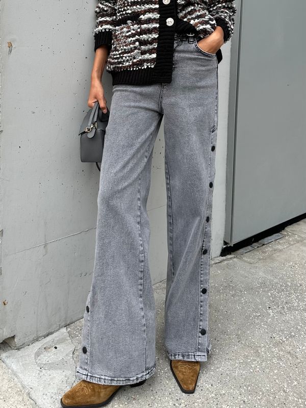 Джинсы с клепками по бокам