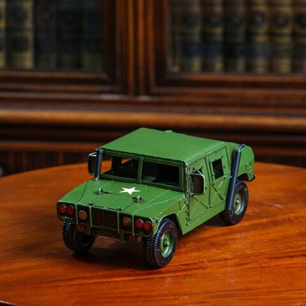 Коллекционная модель американского военного автомобиля в винтажном стиле