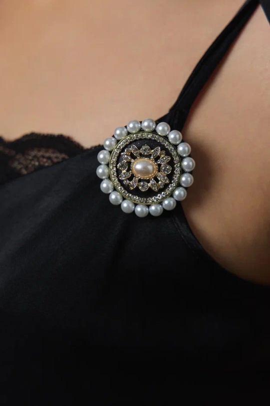 Брошь "пуговица" из натуральной черной кожи с жемчугом в середине и по краю