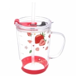 Кружка стеклянная 450мл с крышкой и трубочкой «Клубничка»