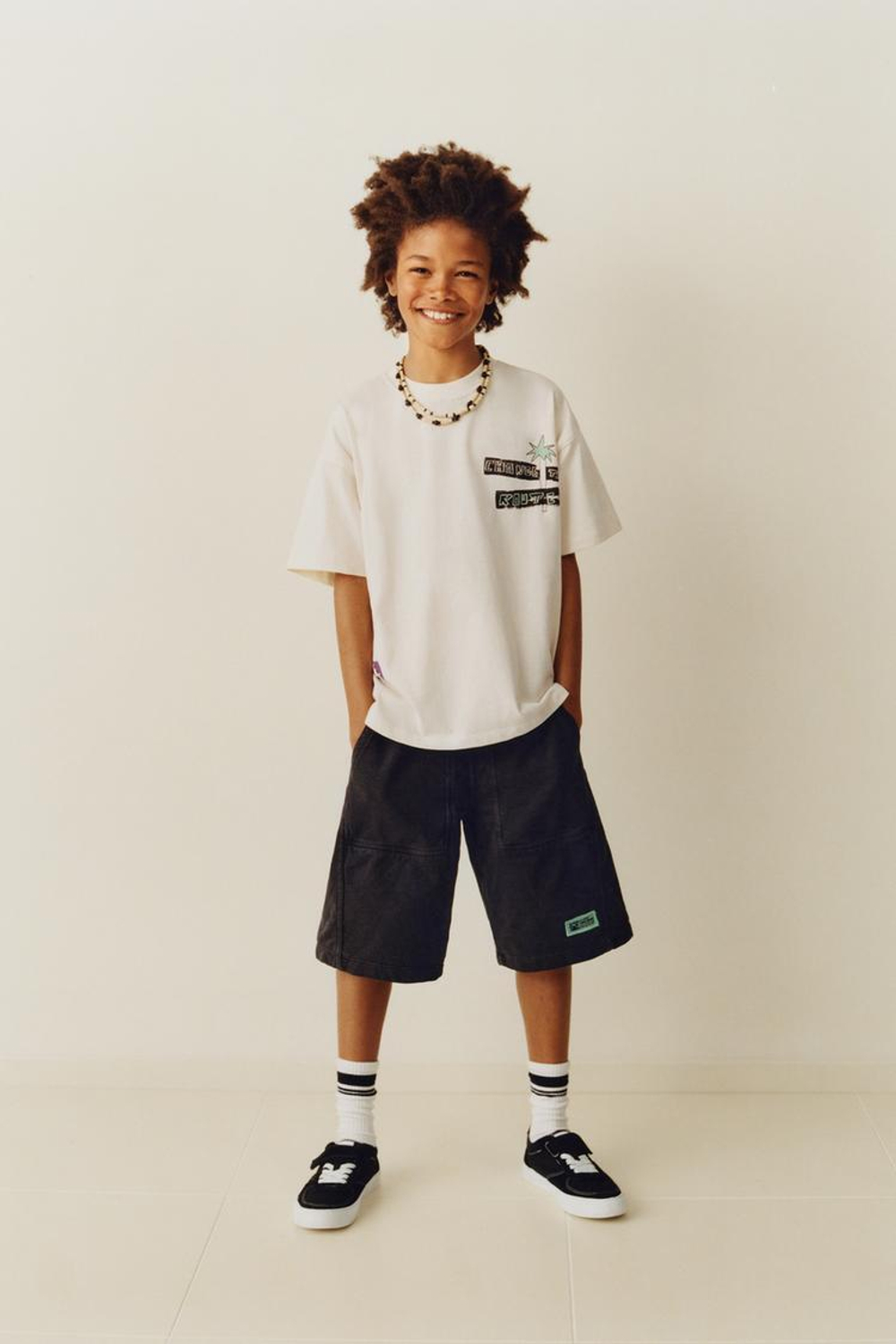 ZARA ФУТБОЛКА С ПРИНТОМ «ПАЛЬМА И СЕРФИНГ», ЭКРЮ