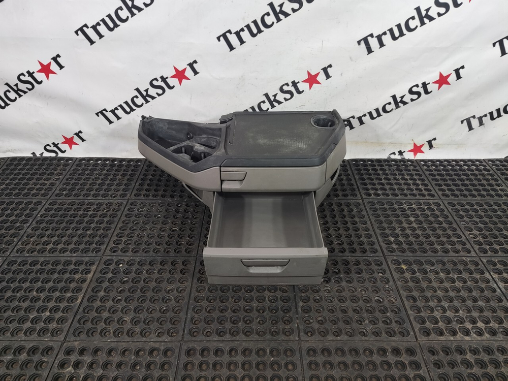 Панель торпедо центральная 2020г.