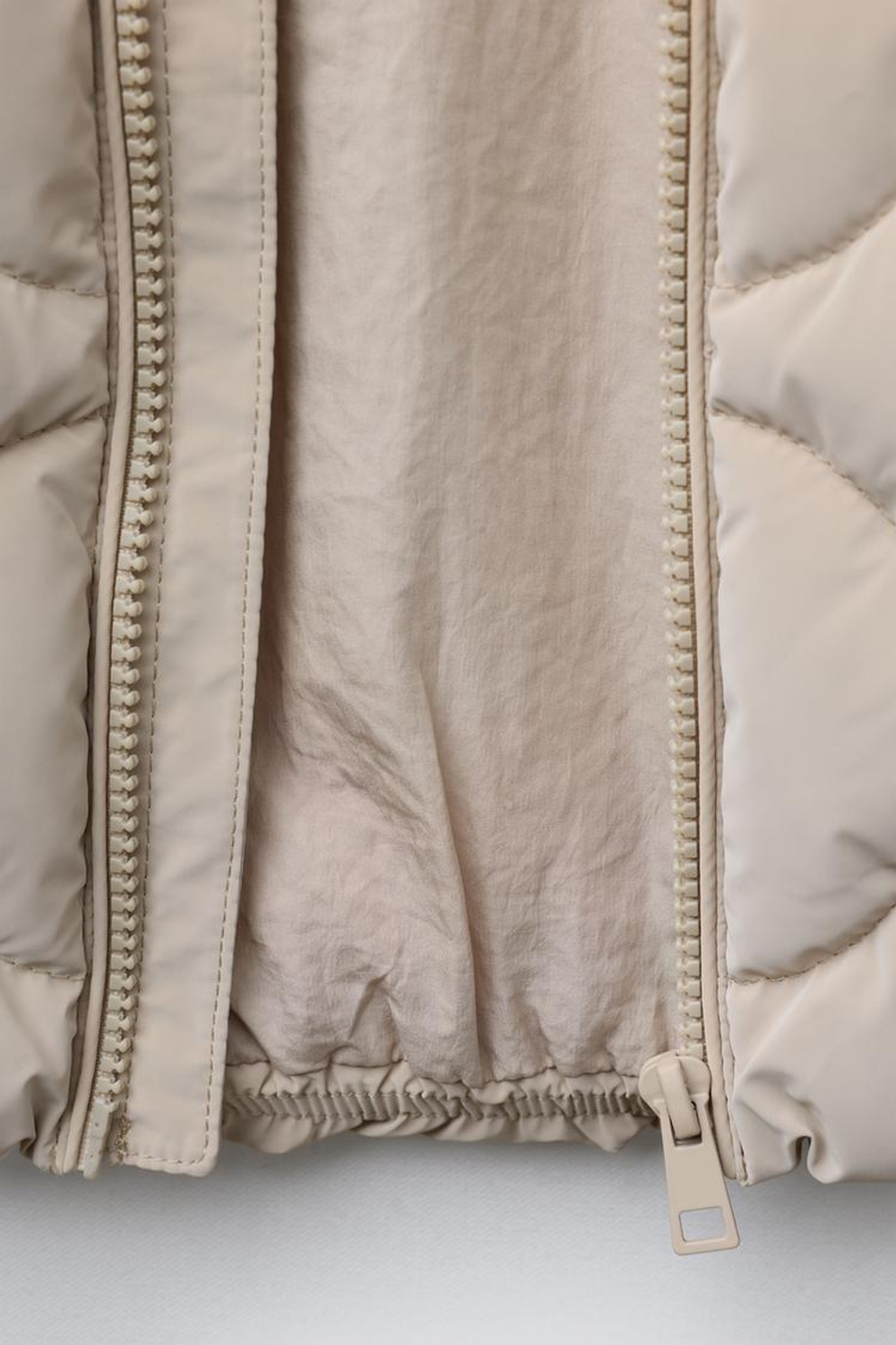 ZARA СТЕГАНАЯ КУРТКА ИЗ ПРОРЕЗИНЕННОЙ ТКАНИ, ПЕСОЧНЫЙ