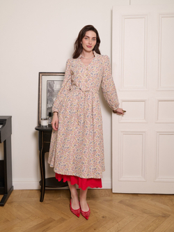 Платье с воротником стойкой